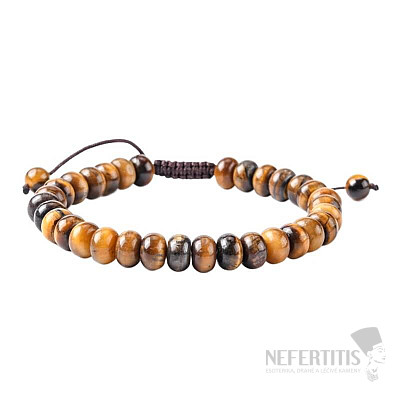 Anziehen des Tigerauge-Rondellka-Armbandes