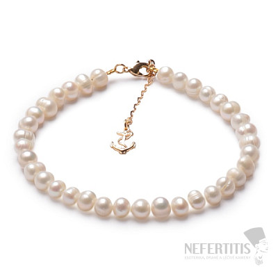 Armband aus weißen Perlen mit einem Anker