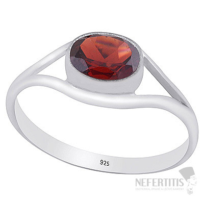 Stříbrný prsten s granátem