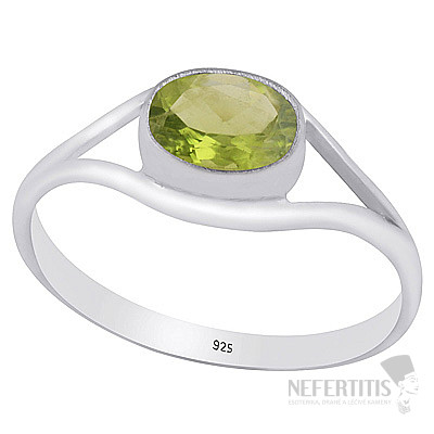 Stříbrný prsten s olivínem