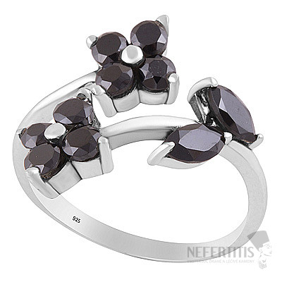 Stříbrný prsten s onyxem