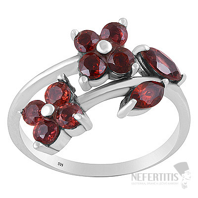 Strieborný prsteň s granátom