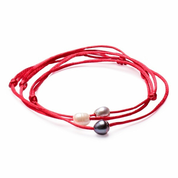Levně Sada tří módních náramků s perlami na červené šňůrce - obvod cca 16 až 25 cm