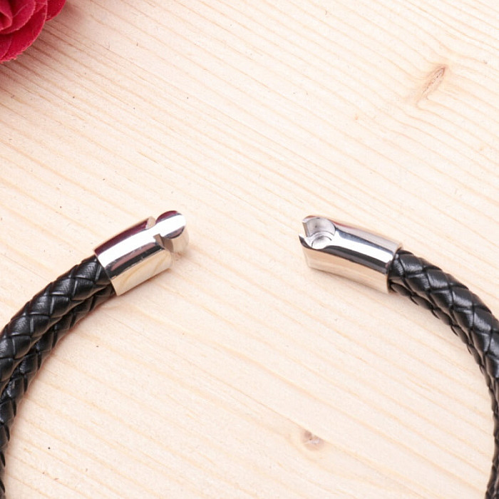 Pánský černý kožený dvojitý náramek s kovovými ozdobami - obvod cca 25 cm