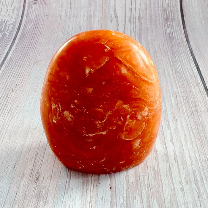 Kalcit oranžový leštěný velký freeform Madagaskar 12 - cca 6 x 7,1 cm, 214,9 g