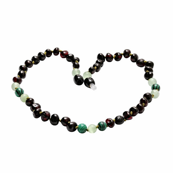 Jantarové korálky pro děti v barvě třešně s malachitem a ulexitem - délka cca 32 cm