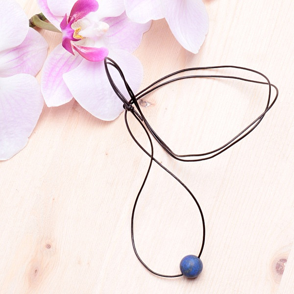 Lapis lazuli satinovaný korálek na kožené šňůrce - délka cca 76 cm