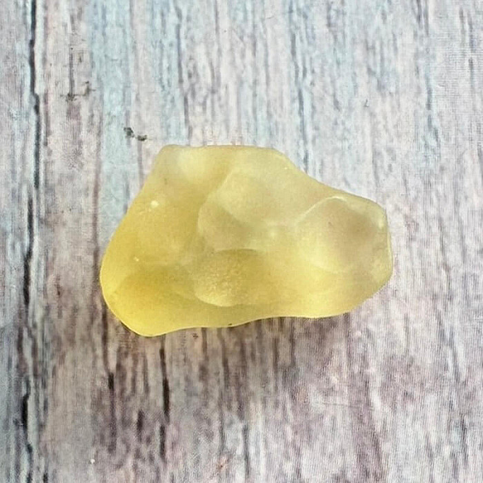 Libyjské sklo Egypt 32 - cca 2,3 x 1,3 cm, 3,4 g