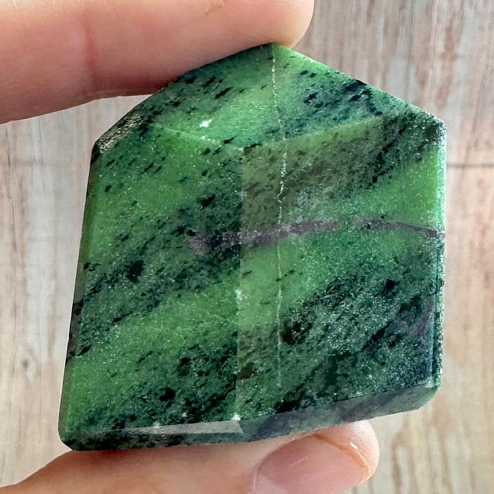 Rubín v zoisitu špice - obelisk 24 - cca 3,9 x 4,2 cm, 110 g