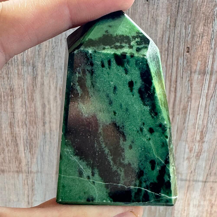 Rubín v zoisitu špice - obelisk 25 - cca 4,8 x 7,9 cm, 179 g