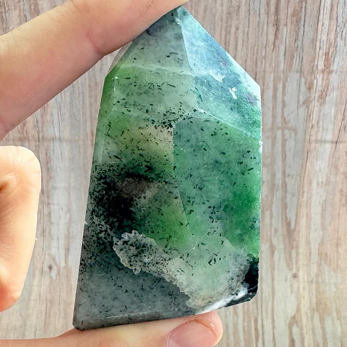 Rubín v zoisitu špice - obelisk 28 - cca 4,4 x 8 cm, 121 g