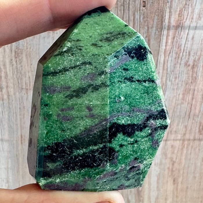 Rubín v zoisitu špice - obelisk 30 - cca 5,5 x 6,9 cm, 200 g
