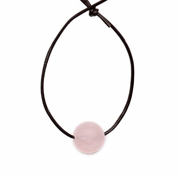 Růženín satinovaný korálek na kožené šňůrce - délka cca 76 cm