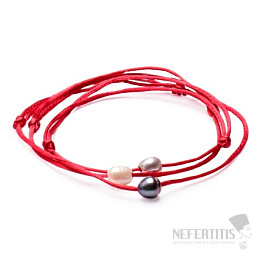 Ein Set aus drei modischen Armbändern mit Perlen an einer roten Schnur