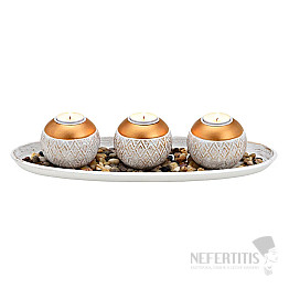 Set aus drei goldenen und weißen Kerzenständern aus Holz mit Strasssteinen auf einem Tablett