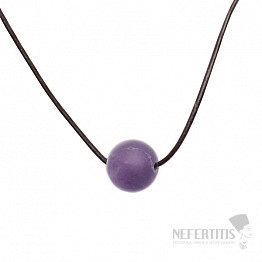 Amethyst-Satinperle an einer Lederschnur