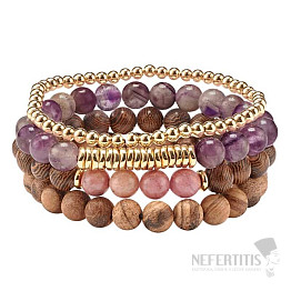 Ein Set aus vier Armbändern aus Amethyst, Rhodonit, Holzperlen und Metall