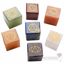 Chakra-Set aus Halbedelsteinen mit Chakra-Symbolen