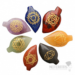 Chakra-Set aus Steinen in Form von Blättern mit Chakra-Symbolen in einer Tasche