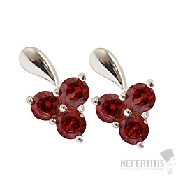 Silver earrings with a Trefoil garnet stone