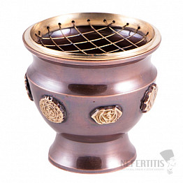 Eine braune Metallschale in Form einer Tasse mit Chakra-Symbolen