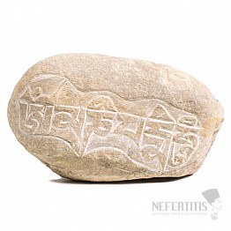 Ein großer Mani-Stein mit einem Relief des Mantras Om Mani Padme Hum