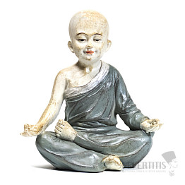 Buddhistický mnich soška chlapce v šedém hávu kolorovaná