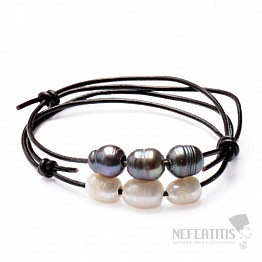 Set aus zwei modischen Lederarmbändern mit weißen und schwarzen Perlen