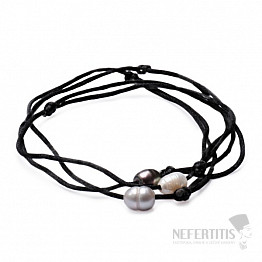 Ein Set aus drei modischen Armbändern mit Perlen an einer schwarzen Schnur