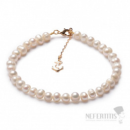 Armband aus weißen Perlen mit einem Anker