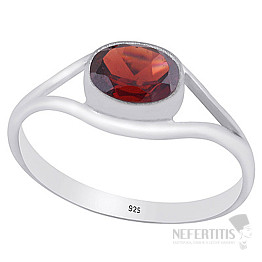 Stříbrný prsten s granátem