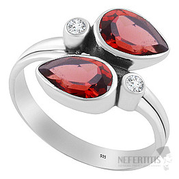 Stříbrný prsten s granátem
