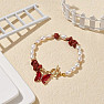 Bílé perly náramek s červeným jaspisem a motýlem