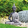 Buddha meditující thajská soška ve stříbrném hávu