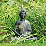 Buddha meditující thajská soška ve stříbrném hávu