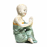 Buddhistický mnich soška chlapce Namasté kolorovaná