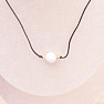 Howlit bílý korálek náhrdelník bavlněná šňůrka