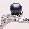 Prsten stříbrný s černou perlou a zirkony Ag 925 017135 BP
