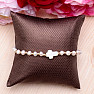 Dámský perlový náramek z bílých perliček s perleťovým křížkem