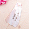 Gua sha z mušloviny tvar ploutve s čínskými znaky 10 cm