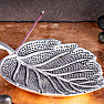 Stojánek na vonné tyčinky stříbřitý ve tvaru širokého listu